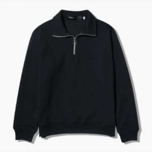Sweater hitam pria zipper setengah dengan desain minimalis