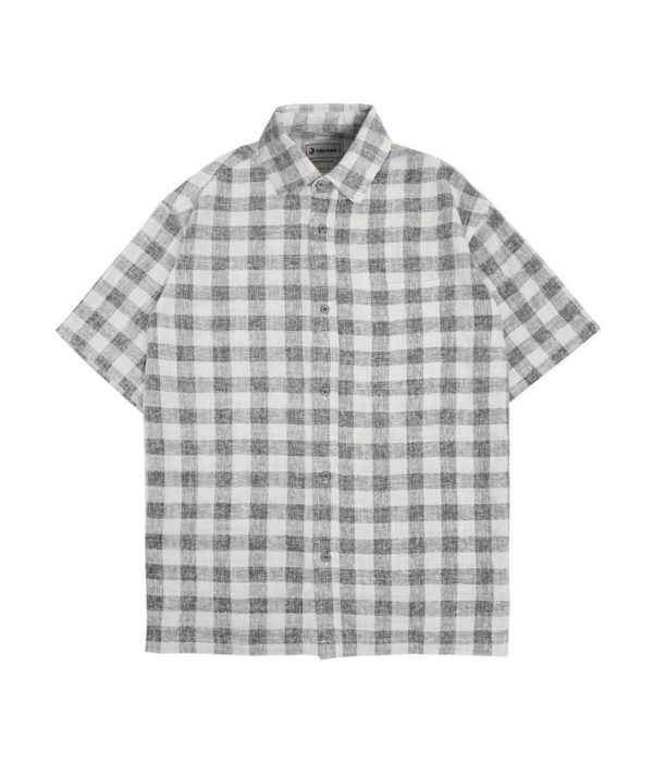 Kemeja flanel kotak lengan pendek warna abu-abu putih dari brand 3Second, tampak bagian depan dengan detail kancing penuh dan motif plaid klasik.