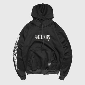 Hoodie hitam AIM dengan lengan grafis